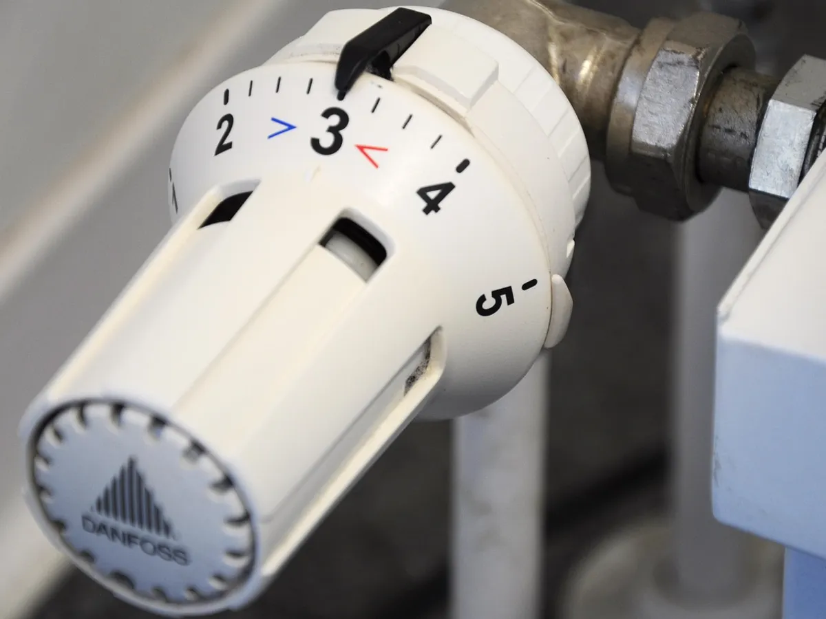 Radiator thermostat control valve