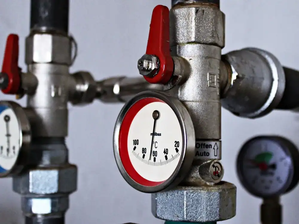 Home heating manifold with a pressure gauge